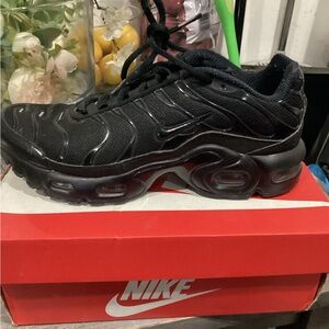 BLACK NIKE KID SHOES